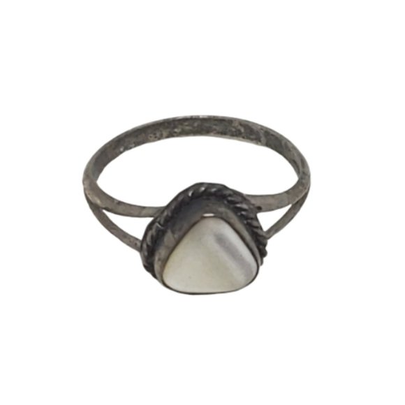 Vintage Jewelry - Vintage Sterling Silver Mother of Pearl Ring 7.5